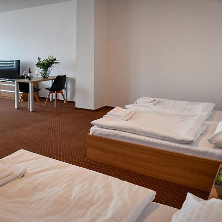 Hotel Fabrika 우헤르스케 흐라디슈테 외부 사진