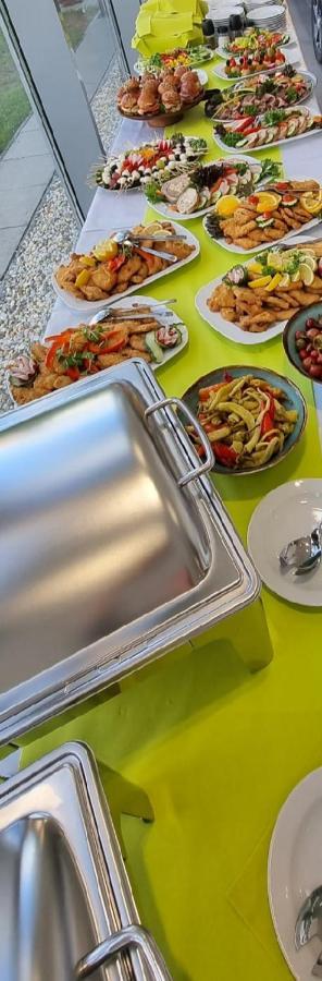 Hotel Fabrika 우헤르스케 흐라디슈테 외부 사진