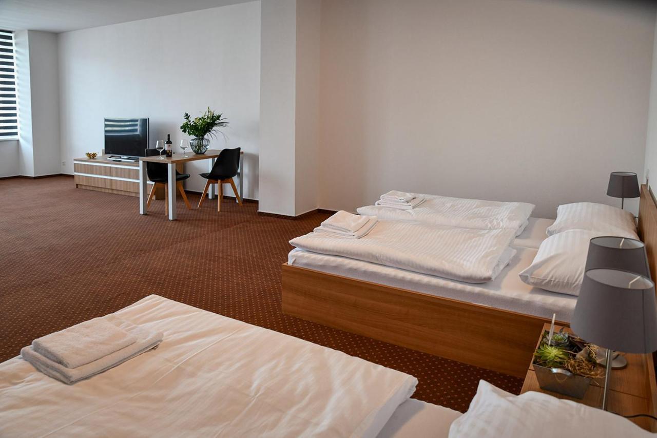 Hotel Fabrika 우헤르스케 흐라디슈테 외부 사진