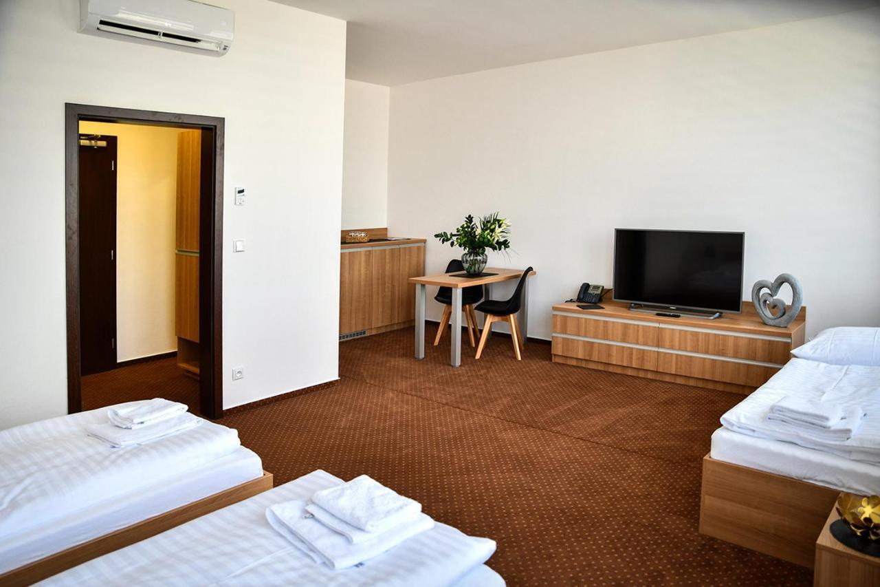 Hotel Fabrika 우헤르스케 흐라디슈테 외부 사진
