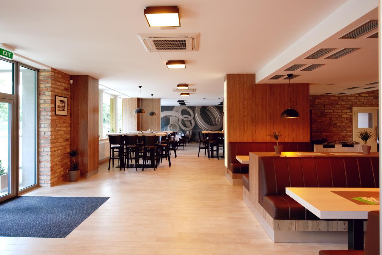 Hotel Fabrika 우헤르스케 흐라디슈테 외부 사진