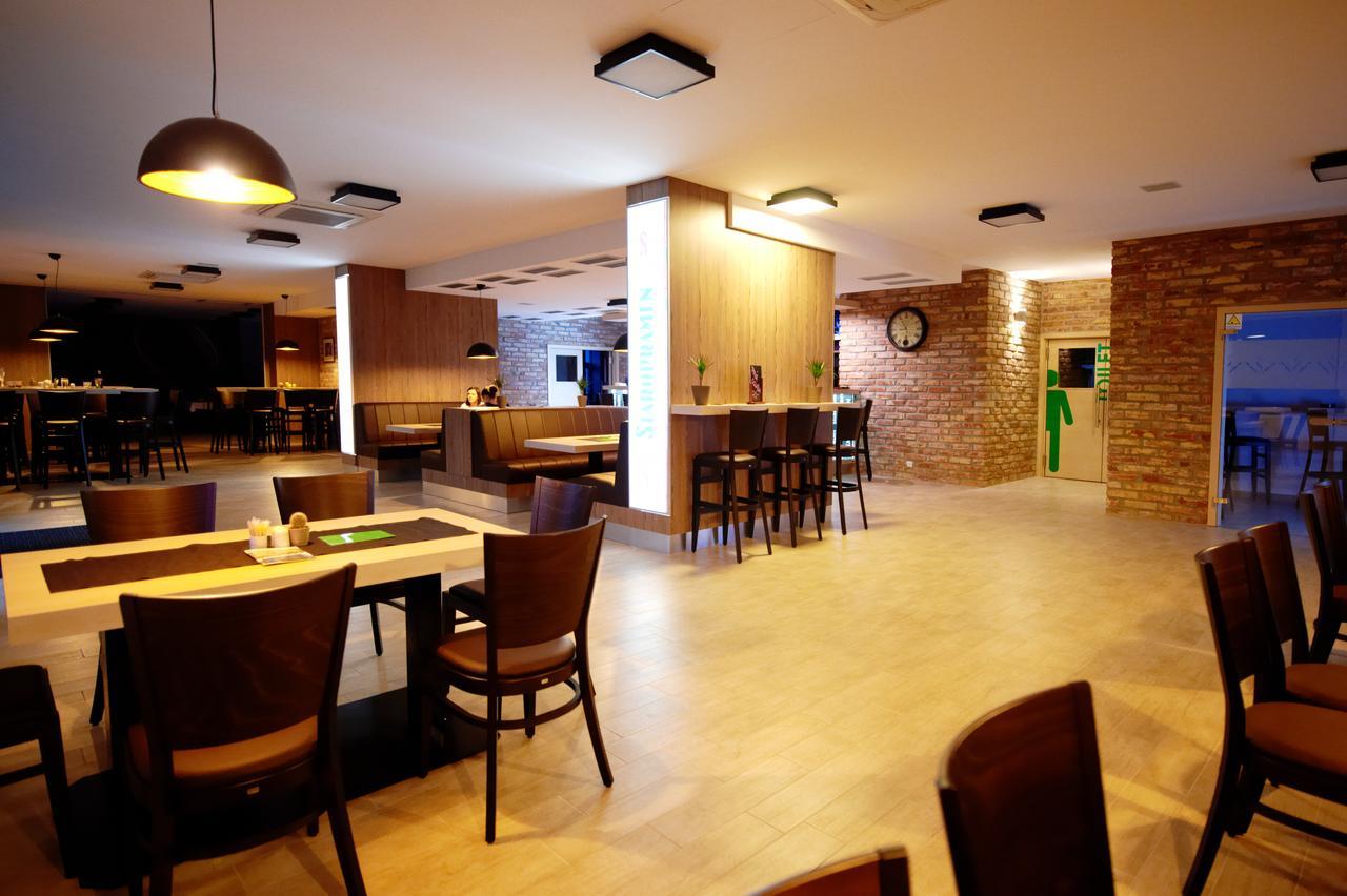 Hotel Fabrika 우헤르스케 흐라디슈테 외부 사진